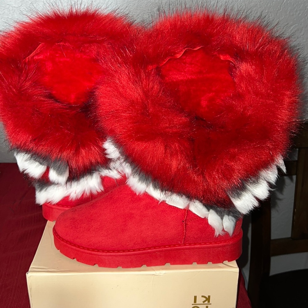 ❤️RED AND BLACK ASYMMETRICAL FUR BOOTS❤️